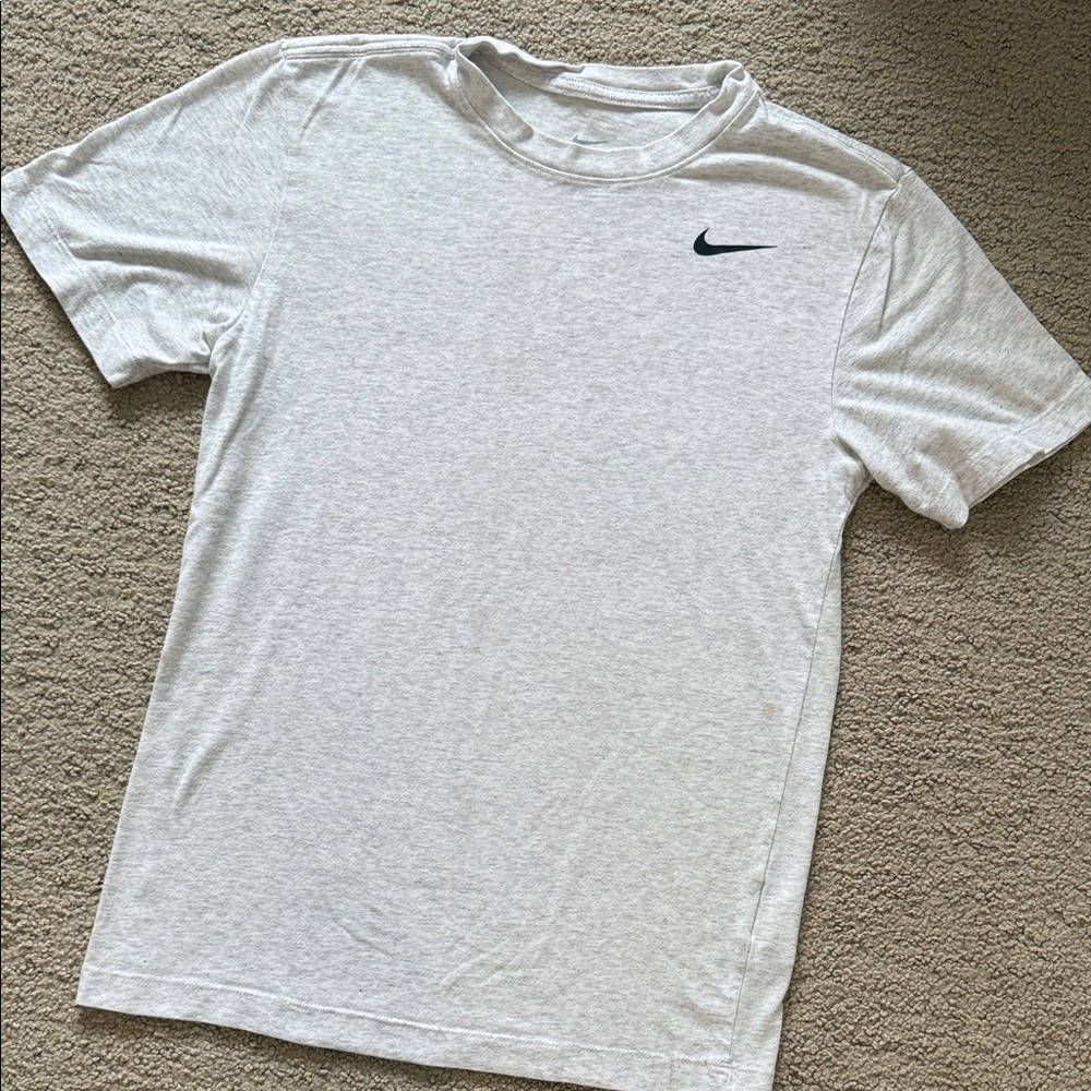 Nike Men's Light Gray Short Sleeve Tee